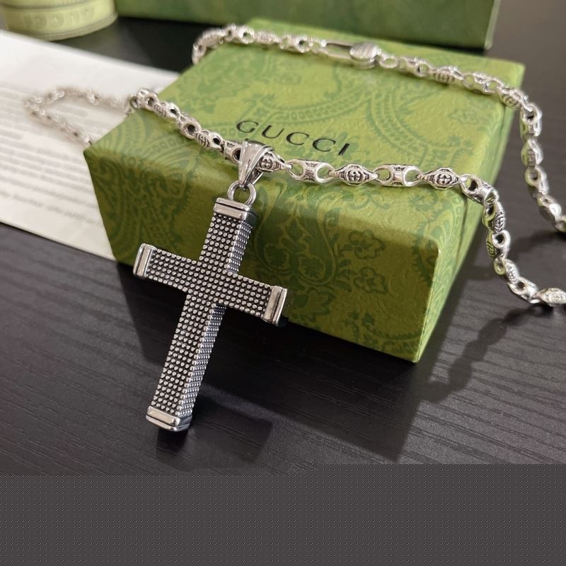 G*u*i necklaces